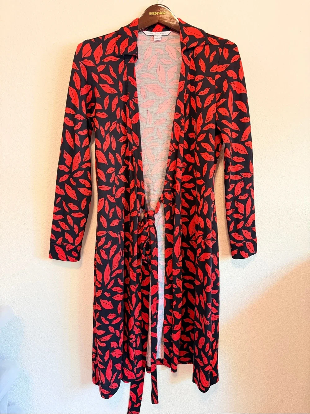 Diane von Furstenberg Lips Wrap Dress 100%Silk jersey, size 6 - Picture 3 of 14